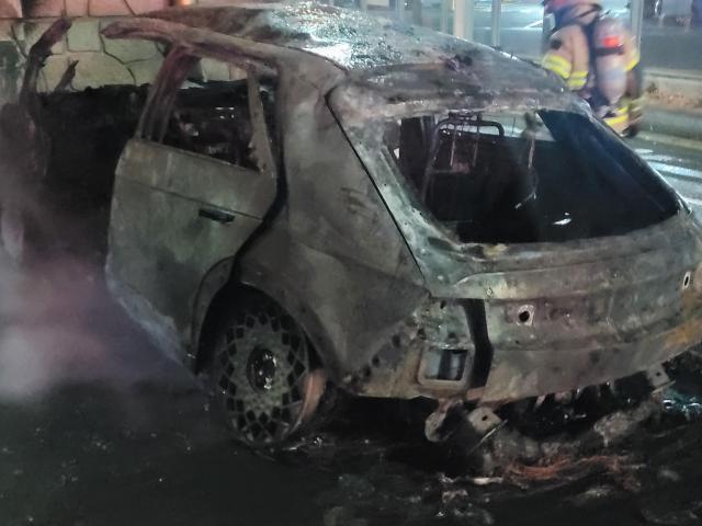 울산 북구 성내삼거리에서 아이오닉 차량이 고가도로 교각을 들이받고 불에 휩싸였다 사진연합뉴스