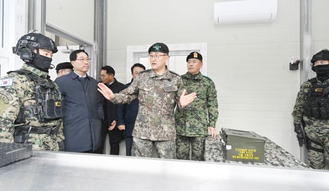 박안수 육군참모총장이 지난 11일 전북 익산시 천마부대에서 전군최초 차단벽구조사격장 관련 시설을 둘러보고 있다 사진육군