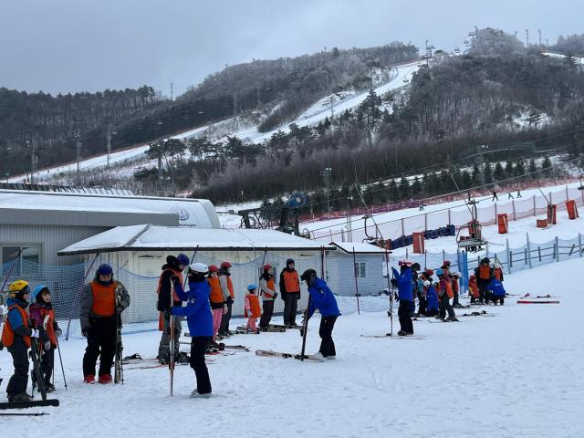 롯데건설 임직원과 가족들이 평창 알펜시아 스키학교에서 스키 강습을 받고 있다사진롯데건설