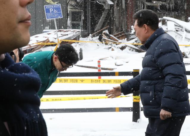 서천 화재 현장에서 만난 윤석열 대통령과 한동훈 비대위원장
    서울연합뉴스 배재만 기자  윤석열 대통령과 국민의힘 한동훈 비상대책위원장이 23일 충남 서천군 서천읍 서천특화시장 화재 현장에서 만나 인사하고 있다 2024123 
    scoopynacokr2024-01-23 141319
저작권자 ⓒ ㈜연합뉴스 무단 전재 재배포 금지 AI 학습 및 활용 금지저작권자 ⓒ ㈜연합뉴스 무단 전재 재배포 금지 AI 학습 및 활용 금지