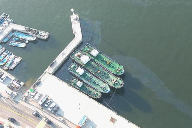 항포구에서 원인미상의 기름띠가 흘러나오는 모습 사진여수해양경찰서