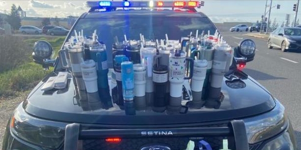미 경찰이 용의자 차량에서 발견한 스탠리 텀블러 사진미국 캘리니아주 새크라멘토 로즈빌 경찰 페이스북 갈무리