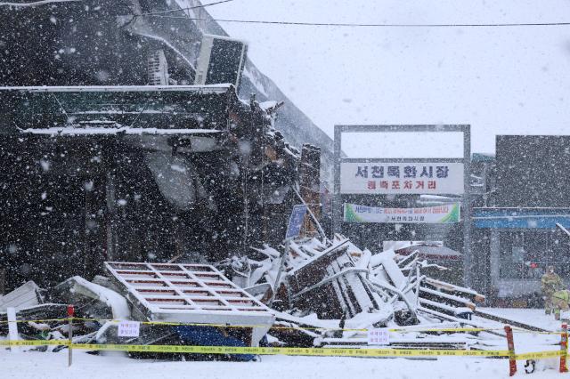 전날 발생한 화재로 무너져내린 충남 서천군 서천특화시장에 23일 눈이 내리고 있다 사진연합뉴스