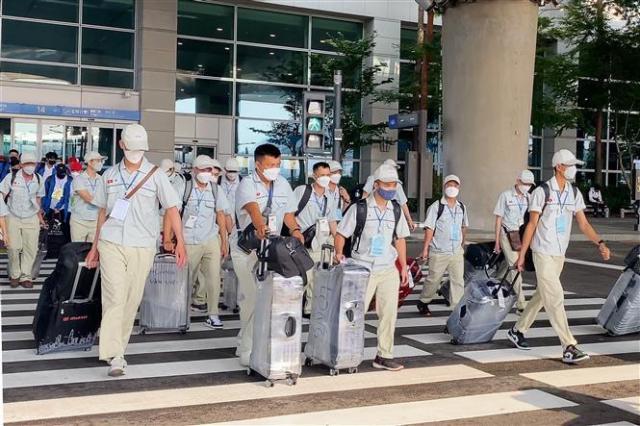 인천국제공항을 통해 입국한 베트남 근로자들 사진베트남통신사