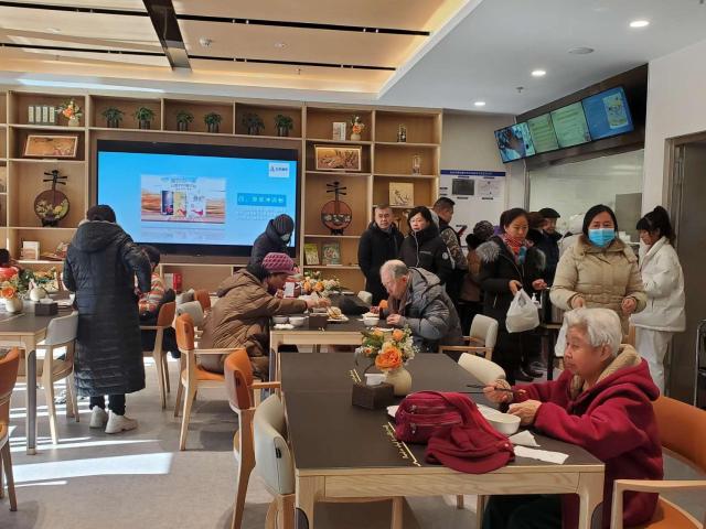 중국 베이징 하이뎬구 쯔주위안 가도 노인 양로서비스센터 1층 주민식당에서 노인들이 식사를 하고 있다 이곳 식당은 로봇을 도입해 식사 단가를 낮췄다사진배인선기자