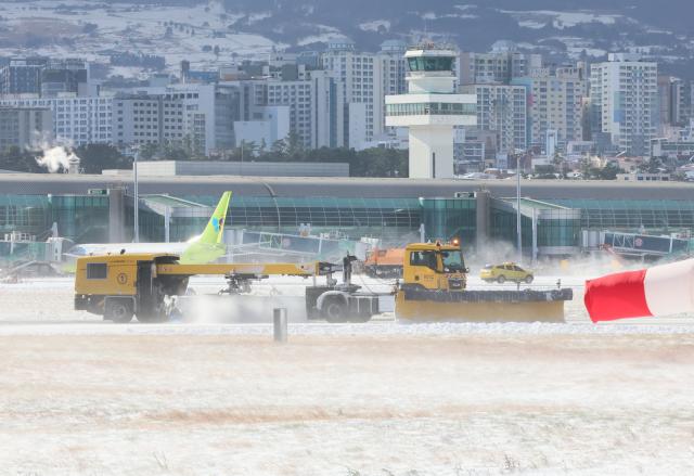 제주공항 활주로 제설작업 사진연합뉴스