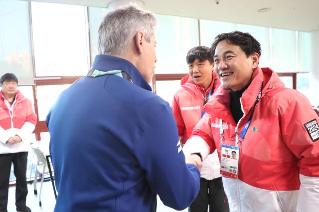김진태 지사가 강원동계청소년올림픽 선수촌 식당 방문 선수 및 관계자를 격려하고 있다 사진강원도