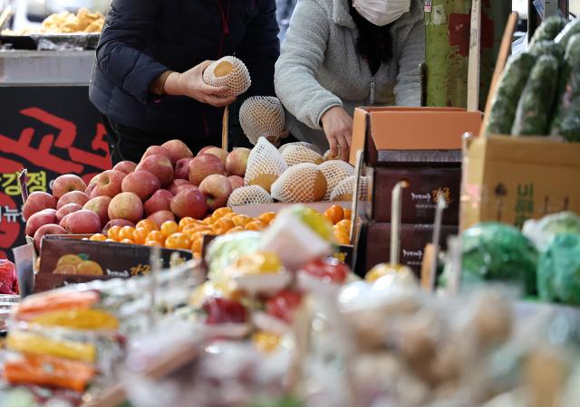 Một quầy bán hoa quả ở chợ Mangwon Seoul ẢnhYonhap News