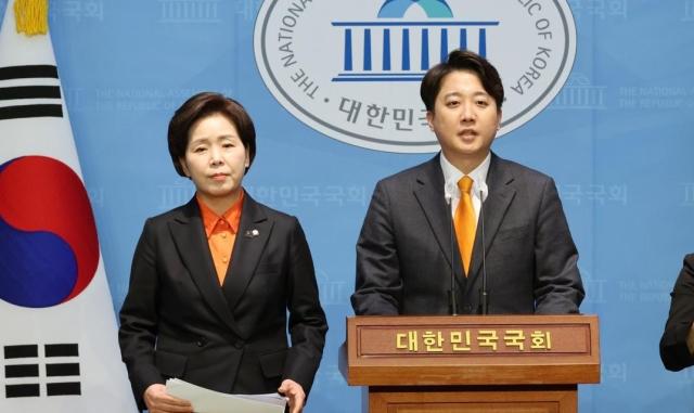 이준석 개혁신당 대표와 양향자 한국의 희망 대표왼쪽가 24일 국회에서 합당 발표 기자회견을 하고 있다 사진연합뉴스