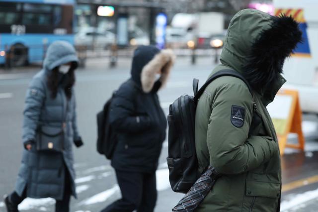 출근길 추위에 움츠러든 시민들 사진연합뉴스