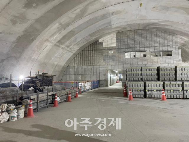 25일 방문한 GTX-A 서울역 공사 현장 모습 사진 속 공간에는 GTX-A 서울역 대합실이 만들어질 예정이다 이곳에서 총 4대의 에스컬레이터를 이용해 승차 플랫폼으로 이동할 수 있다 사진김슬기 기자 ksg49ajunuewcom
