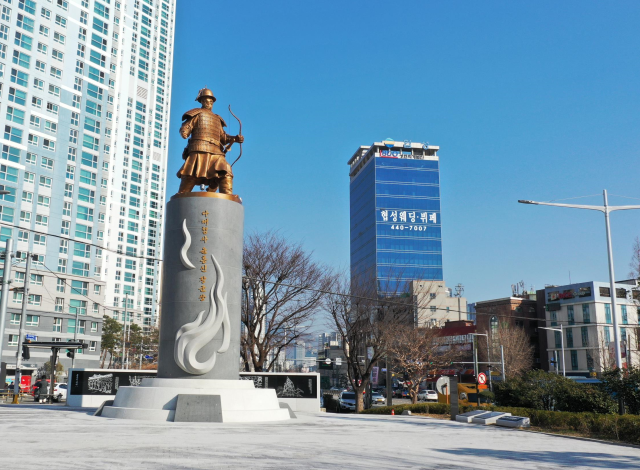  부산 동구구청장 김진홍는 임진왜란 당시 부산을 지키기 위해 목숨을 바친 윤흥신 장군을 석상에서 동상으로 재건립하여  26일 제막식을 개최할 예정이다사진부산동구