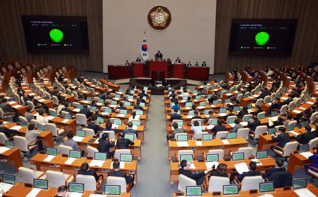 25일 국회 본회의에서 달빛고속철도 건설을 위한 특별법안 가결이 선포되고 있다 사진연합뉴스