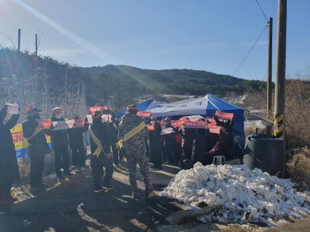 거창군 신원면 예동마을 주민들이 바람산 자락에 들어서는 태양광발전설비 건설 개발행위 허가여부를 두고 실사를 나온 거창군 관계자와 개발위원들을 막아서고 태양광발전설비 건설 불가의 입장을 천명하고 단체행동에 나서고 있다사진김규남기자