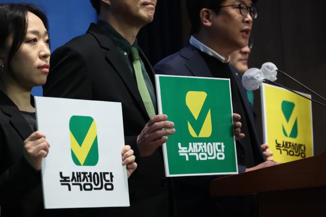 26일 국회에서 김준우 정의당 비상대책위원장이 선거연합정당 녹색정의당의 새로운 PI를 공개하고 있다 사진연합뉴스
