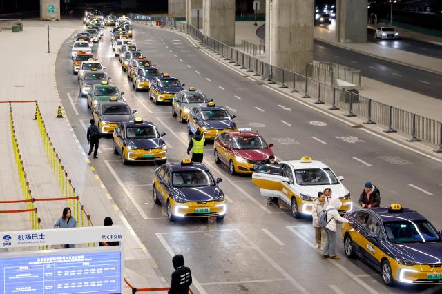 중국 베이징 다싱 국제공항 택시 승강장에 태시들이 줄지어 서 있다  EPA