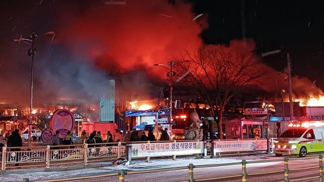 22일 오후 11시8분쯤 충남 서천군 서천읍 서천특화시장에서 불이 나 점포 227개를 태우고 약 2시간 만에 불길이 잡혔다 사진연합뉴스