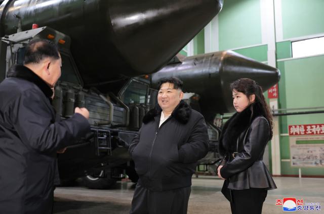 김정은 북한 국무위원장이 대륙간탄도미사일ICBM 발사대 생산 공장을 둘러보며 전략미사일 전력을 과시했다 조선중앙통신은 김 위원장이 중요군용대차생산공장을 현지 지도했다고 지난 1월 5일 보도했다 사진연합뉴스