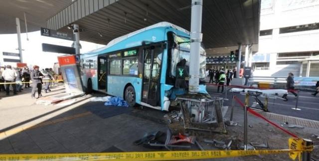 버스 사고로 통제된 수원역 환승센터 사진연합뉴스