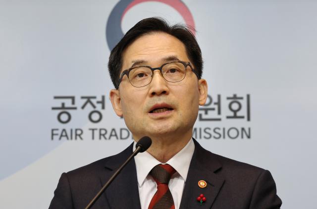 한기정 공정거래위원장이 27일 오전 세종시 정부세종청사에서 동일인 판단기준에 관한 공정거래법 시행령 개정안 입법예고와 관련해 브리핑하고 있다사진연합뉴스