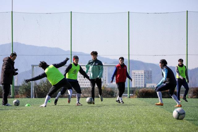 이달 중순부터 창원축구센터와 진해 이동운동장에서 훈련 지도 중인 창원FC 이영진 감독은 선수 개개인의 기량을 체크하며 전문체력 강화와 경기력 향상에 중점을 두고 기술·전술 훈련과 연습경기를 진행하고 있다사진창원시