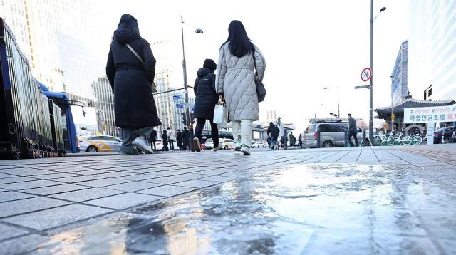 
지난 15일 오전 서울 종로구 광화문네거리 인근 인도에 얼음이 얼어 있다 사진연합뉴스
