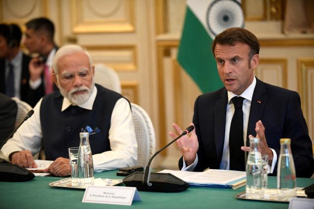 에마뉘엘 마크롱 프랑스 대통령오른쪽과 나렌드라 모디 인도 총리가 지난해 7월 프랑스 파리에서 열린 회의에 참석했다 사진로이터·연합뉴스
