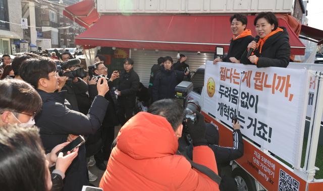 합당을 선언한 개혁신당 이준석 대표와 한국의희망 양향자 대표가 28일 서울 마포구 망원시장에서 시민들을 만나 발언하고 있다 사진연합뉴스