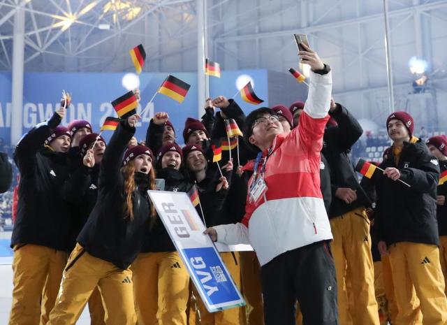 독일 선수들이 지난 19일 2024 강원 동계청소년올림픽대회 개막식에서 입장하면서 현장 관계자들과 기념사진을 찍고 있다 사진신화통신
