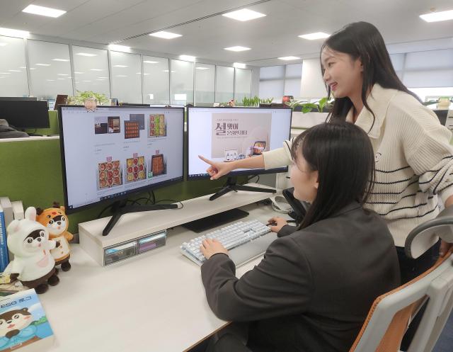 29일 삼성전자 직원들이 온라인 장터에서 상품을 구매하고 있다 사진삼성전자