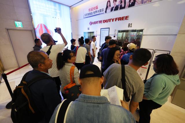 Nhóm khách du lịch Trung Quốc đang đi mua sắm tại chi nhánh Lotte Duty Free World Tower ở Songpa-gu Seoul vào chiều ngày 2102023 ẢnhYonhap News