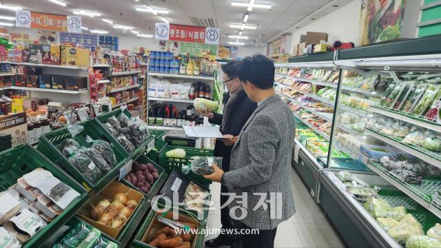 월배농협 하나로마트에서 송원선 국장 등이 식품안전특별 점검을 실시하고 있다 사진대구농협