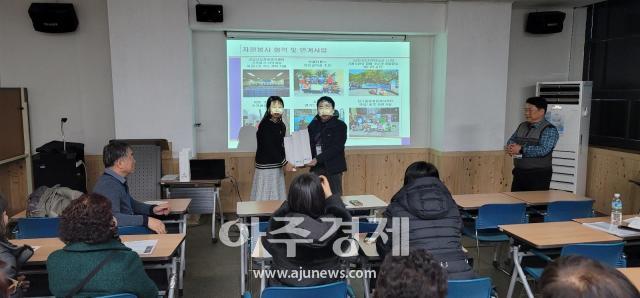 순천제일대학교가 거제시 사자원봉사센터 최혜선 사무국장에게 선물을 증정 하고 있다 사진박기현기자