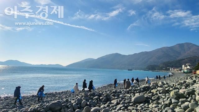 순천제일대학교와 봉사자들이 거제시 학동의 흑진주 몽돌 해변에서 플로깅 봉사활동을 하고 있다 사진박기현기자