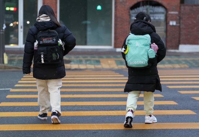  3일 오전 서울 시내 한 초등학교에 초등학생들이 등교하고 있다 사진연합뉴스