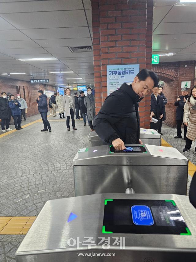 오세훈 서울시장이 기후동행카드를 이용해 시청역 개찰구를 진입하고 있다 사진권규홍 기자