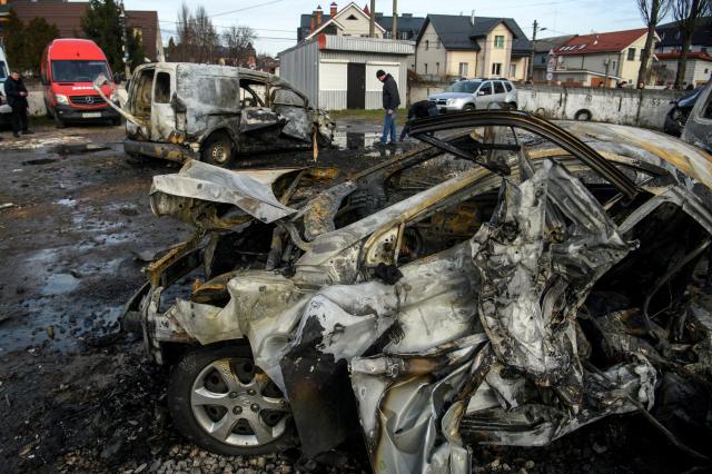 29일 우크라이나 수도 키이우에서 러시아의 미사일 및 드론 공격으로 파괴된 차량사진로이터연합뉴스