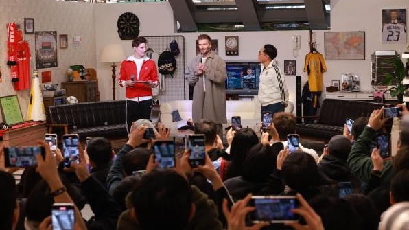[슬라이드 포토] 데이비드 베컴 내한에 명동 들썩