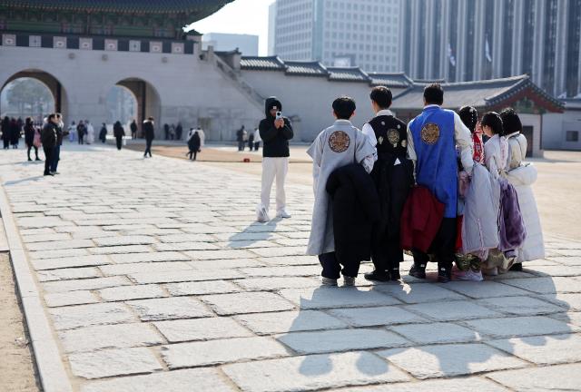 평년보다 포근한 날씨를 보인 29일 오후 서울 경복궁에서 관광객들이 외투를 벗은 채 사진을 찍고 있다 사진연합뉴스