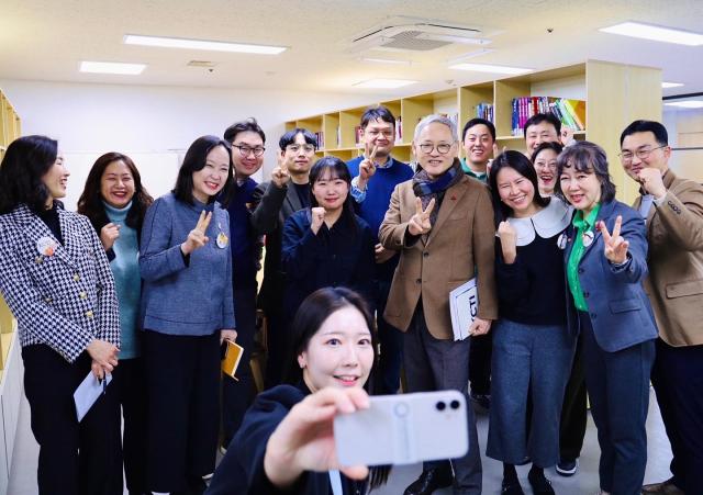 유인촌 문화체육관광부 장관이 29일 한국문화관광연구원 직원들과 함께 사진촬영을 하고 있다 사진한국문화관광연구원