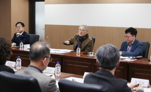 유인촌 문화체육관광부 장관이 29일 오후 서울 강서구 국립국어원에서 2024 업무계획 보고를 받고 있다 사진연합뉴스