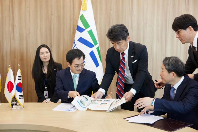 30일 오전 경기도청 집무실에서 김동연 도지사가 일본 아이치현 의원단과 면담을 하고있다 사진경기도