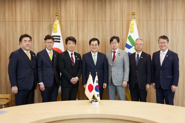 30일 오전 경기도청 집무실에서 김동연 도지사가 일본 아이치현 의원단과 기념촬영을 하고 있다 사진경기도