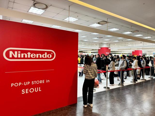 Rất đông khách tham quan đã đến cửa hàng pop-up cúa Nintendo được mở tại TTTM IPark ở Seoul vào tháng 102023 ẢnhIPark Mall