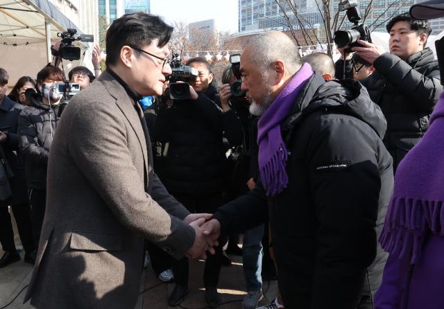 국무회의에서 10·29 이태원참사 진상규명과 재발방지 및 피해자 권리보장을 위한 특별법안에 대한 재의요구안이 의결된 30일 오후 홍익표 더불어민주당 원내대표가 서울광장 10·29 이태원참사 희생자 합동분향소에서 유가족들과 면담에 앞서 인사하고 있다 사진연합뉴스