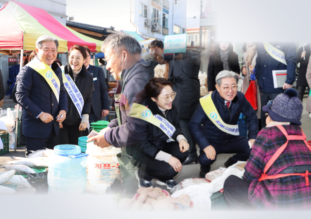 오태완 군수는 신반전통시장을 방문해 물가안정 캠페인을 전개하고 준비한 의령사랑상품권으로 각종 제수용품 및 명절 선물을 구입했다 사진의령군