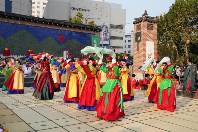 종로구립 궁중무용단이 종로구 인사동에서 정기공연을 하고 있다 사진연합뉴스