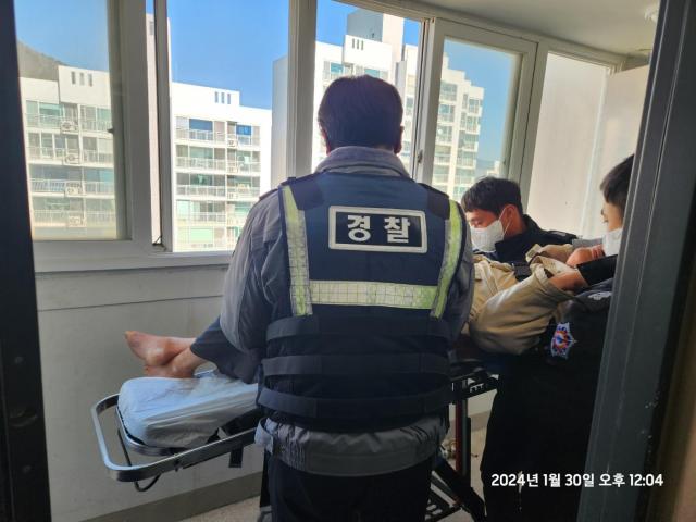 순천왕조1동 행정복지센터 직원들과 경찰이 뇌경색 재발로 실신해 있던 70대 환자를 성가롤로병원으로 이송하고 있다 사진순천시