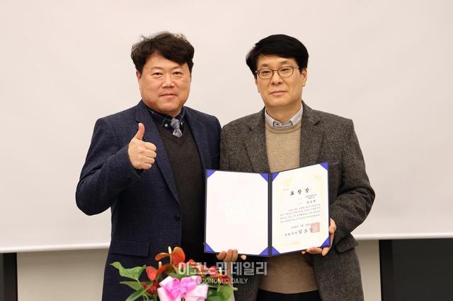 30일 오후 경기도 광명시사회적경제센터 더가치홀에서 진행된 경기중소벤처기업연합회 광명진흥회 기업인의날행사에서 임오경 국회의원 표창을 수상한 윤교희 아이앤디자인 대표우가 정진석 경중연 광명진흥회장과 기념촬영 하고 있다 사진박명섭 기자 