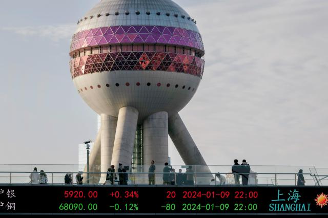 중국 증시 지수를 보여주는 상하이 루자주이 금융지구 전광판 사진EPA·연합뉴스